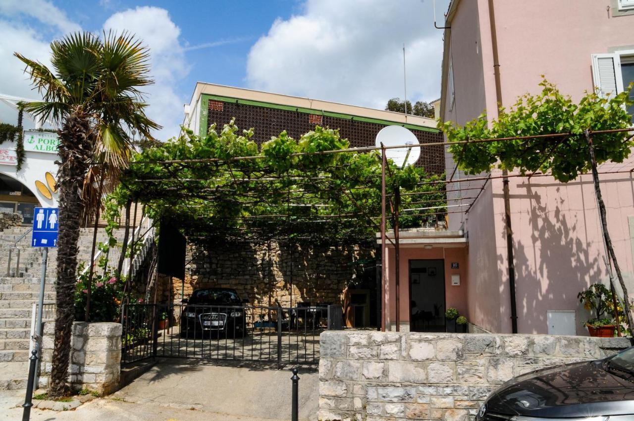 Apartman Gulliver In The Center, 10 Meters From The Sea With Private Parking In Natural Shade Rabac Exterior photo